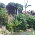 Bantaran Sungai Pengastulan, Kecamatan Seririt, Buleleng, yang terkikis akibat senderan jebol - foto: Bali Editor
