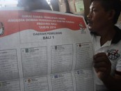 Seorang relawan menunjukkan surat suara pemilihan umum anggota DPRD pada Pemilihan Legislatif 2014 lalu -  foto: Koranjuri.com