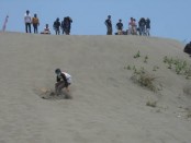Gumuk pasir di kawasan wisata Parangtritis memang tidak hanya menarik untuk obyek penelitian serta wisata edukasi - Foto: Lanjar Artama