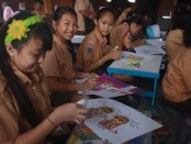 Ceria, peserta kontes lukis yang diadakan Konsulat Jenderal India di Bali dalam rangkaian Children's day 2015 - foto: Koranjuri.com