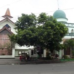 Gereja Kristen Jawa (GKJ) Joyodiningratan bersanding dengan Masjid Al Hikmah yang juga berdiri di kampung Joyodiningratan Solo jadi simbol kerukunan antar umat beragama - foto: Koranjuri