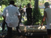 Prosesi pemakaman tunaswisma yang jenasahnya sebulan berada di RSUD Buleleng