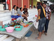 Pasar Metina di Ba'a Kabupaten Rote Ndao sepi pengunjung akibat tidak ada pasokan sembako karena dampak cuaca buruk di perairan Timor - foto: Isak Doris Faot/Koranjuri.com
