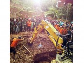 Pencarian korban tanah longsor di Desa Penungkulan, Kecamatan Gebang, Purworejo dengan menggunakan alat berat - foto: Sujono/Koranjuri.com