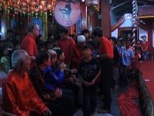 Suasana pembagian angpao di perayaan Imlek bersama klenteng Thong Hwie Kiong - foto: Sujono/Koranjuri.com