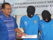 Dua tersangka pengedar narkoba, WS dan CW yang dicokok BNN Provinsi Bali di Singaraja. Dua pengedar ini disebut sebagai jaringan Sawan Singaraja - foto: Ida Bagus Alit