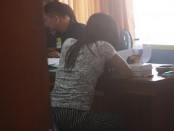 Perempuan pembawa narkoba yang ditangkap petugas BNN Kota Denpasar tepat di hari Valentine - foto: Wahyu Siswadi/Koranjuri.com