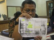 Juru bicara TISS tengah menunjukan bukti dokumen RVE 295.Foto: koranjuri.com
