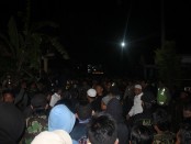 ketegangan antara Dalmas kepolisian dan laskar umat islam saat kedatangan jenasah Siyono. Foto: Koranjuri.com