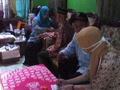Pengobatan gratis bagi warga Bowokrejo, Pundensari, salah satu kegiatan bakti sosial menjelang muscab, yang dilaksanakan Muhammadiyah Cabang Purwodadi, Sabtu, 14 Mei 2016 - foto: Sujono/Koranjuri.com