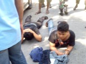 Polisi membubarkan massa dan menangkap anggota ormas yang kedapatan membawa sajam di luar PN Denpasar, Kamis, 26 Mei 2016 – foto: ist