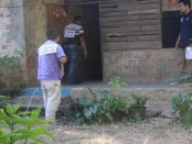 Rekonstruksi kasus penembakan Kepala Desa Lidor di Kabupaten Rote Ndao, NTT. Korban tewas ditembak orang tak dikenal ketika sedang berada di rekannya sesama pejabat desa - foto: Isak Doris Faot/Koranjuri.com