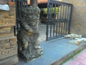 Patung Gopala di depan Banjar Pekandelan Sanur yang terkena jalur proyek - foto: Alit/Koranjuri.com