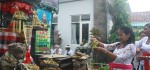 Khusuk Umat Hindu di Bali Peringati Hari Turunnya Ilmu Pengetahuan