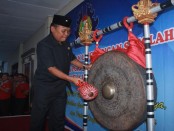 Pemukulan gong menandai pembukaan masa Pengenalan Lingkungan Sekolah (PLS) di SMK PGRI 3 Denpasar - foto: Wahyu Siswadi/Koranjuri,com