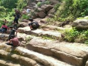 Batuan berundak mirip candi yang ditemukan di bukit pajangan, dukuh Makem Dowo, Sidomulyo, Purworejo. Didiga lebih tua dari Candi Borobudur - foto: Sujono/Koranjuri.com