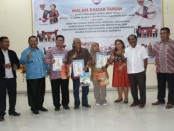 Bupati Rote Ndao, Drs. Leonard Haning menyerahkan piagam penghargaan kepada sejumlah peserta sebagai bentuk apresiasi yang telah menginjakan kaki di Pulau Rote - foto: Isak Doris Faot/Koranjuri.com