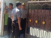 Petugas polisi berada di TKP rumah korban di jalan Gunung Rinjani IV, No. 43 E, Denpasar - foto: Istimewa