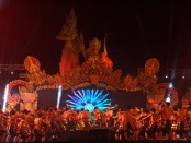 Tari Kecak menjadi salah satu atraksi budaya di pembukaan Pesona Nusa Dua Fiesta 2016. Selain atraksi budaya, pembukaan NDF 2016 juga dimeriahkan beberapa musisi Tanah Air seperti Yovi & Nuno maupun Isyana Saraswati - foto: Wahyu Siswadi/Koranjuri.com