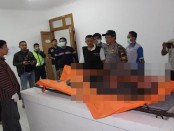Kondisi jenasah Mantri Sugeng saat ditemukan tewas bersimbah darah, di rumahnya, Desa Banjurpasar RT.02 RW.01, Buluspesantren, Kebumen, Sabtu (21/1) - foto: Sujono/Koranjuri.com