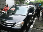 Kendaraan roda empat terkena sanksi tilang di jalan Kartini, Denpasar, Jumat, 3 Februari 2017 - foto: Koranjuri.com