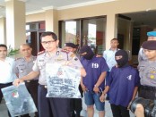 Kapolres Purworejo, AKBP Satrio Wibowo, SIK, saat menunjukkan barang bukti dan kedua pelaku pembunuhan - foto: Sujono/Koranjuri.com