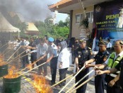 Ratusan jenis barang yang tak dilengkapi ijin dimusnahkan di Kantor Bea Cukai Ngurah Rai, Bali, Rabu, 19 April 2017. Barang tersebut hasil sitaan selama 2016 - foto: Suyanto