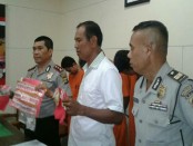 4 orang pelaku diamankan dengan BB sabu-sabu seberat 18 gram. Salah satu pelaku berinisial MSG merupakan karyawan honorer di kantor Dinas - foto: Suyanto
