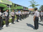 Satu regu pasukan jarmat, siap menyambut kedatangan Kapolda Jateng, Irjend Pol Drs Condro Kirono, MM, MHum ke Polres Kebumen - foto: Sujono/Koranjuri.com