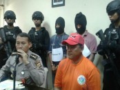 Pelaku yang merupakan kurir narkoba jaringan internasional ditangkap polisi dengan barang bukti 1,1 kg sabu-sabu dan 501 butir ekstasi - foto: Suyanto