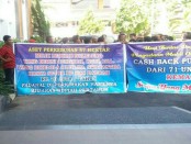 Puluhan warga Buleleng menggelar aksi di halaman Kantor Kejati Bali, Rabu (31/05/2017). Mereka mendesak Kejati Bali mengusut tuntas dugaan penyelewengan pengelolaan PD Swatantra milik Kabupaten Buleleng - foto: Istimewa