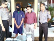 Tersangka DA, dengan barang bukti 9 kg obat mercon, kini ditahan di Mapolres Purworejo - foto: Sujono/Koranjuri.com