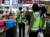 Patroli polwan Polres Kebumen di pasar dan pusat keramaian - foto: Sujono/Koranjuri.com