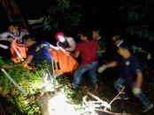Proses evakuasi mayat dalam karung yang ditemukan di Kebun Salak - foto: Sujono/Koranjuri.com