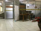 Kantor Dinas Penanaman Modal dan Pelayanan Terpadu Satu Atap Pemkab Gianyar dipasang garis polisi setelah oknum yang merupakan Kabid Perijinan tertangkap OTT Tim Saber Pungli Polda Bali - foto: Istimewa