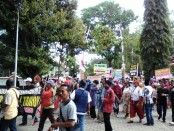 Ratusan PKL alun-alun Purworejo berunjuk rasa terkait rencana pembangunan alun-alun Purworejo. Mereka menolak dipindah ke Taman Kuliner - foto: Sujono/Koranjuri.com