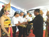 Pemberian penghargaan kepada siswa peserta mPLS terbaik. SMK PGRI 3 Denpasar menerima 689 siswa baru di tahun pelajaran 2017/2018 - foto: Wahyu Siswadi/Koranjuri.com