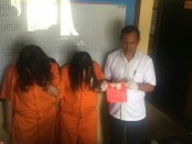 Dua perempuan yang diamankan Satuan Reserse Narkoba Polresta Denpasar - foto: Istimewa