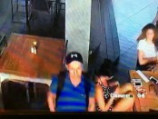 Rekaman CCTV yang memperlihatkan Badreddine Sahnoune (26) mengambil tas di Restoran Beach Lounge - foto: Istimewa