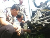 Tim Korlantas Polri dan Ditlantas Polda Jateng sedang melakukan olah TKP kecelakaan maut di Kebumen, Selasa (29/8) - foto: Sujono/Koranjuri.com