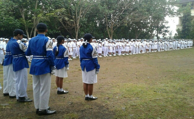 Upacara peringatan Hari Jadi SMA Negeri 8 Denpasar Ke-11 - foto: Koranjuri.com