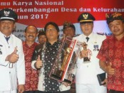 Bupati Badung, I Nyoman Giri Prasta angkat piala penghargaan untuk Desa Adat Kutuh sebagai Desa Mandiri Nasional 2017 - foto: Istimewa