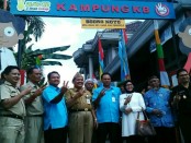 Drs Muh Wuryanto, MM, didampingi Erna Sulistiowati, MM dan Sukmo Widi H, SH, usai meresmikan Kampung KB Loano - foto: Sujono/Koranjuri.com
