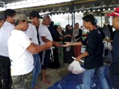 Ribuan warga sejak sore hari antri menukarkan kupon daging hewan kurban di Mushola Al Falah, Padangsambian, Denpasar - foto: Koranjuri.com