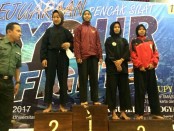Novela Senli Kusumaningrum (tengah), saat meraih juara 1 kejuaraan pencak silat UPN Cup 2017 tingkat pelajar SMA/sederajat se DIY-Jateng - foto: Sujono/Koranjuri.com