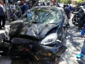 Kondisi mobil yang menghantam 2 sepeda motor di jalan Raya Sesetan Denpasar, Senin,11 September 2017 - foto: Koranjuri.com