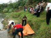 Mayat laki-laki misterius yang mengapung di Sungai Luk Ulo, Kebumen,  saat dievakuasi petugas - foto: Sujono/Koranjuri.