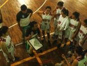 Tim  basket putri Kabupaten Seni Gianyar mendengarkan arahan pelatih I Kadek Darmawan , Selasa, 5 September 2017 - foto: Wahyu Siswadi/Koranjuri.com