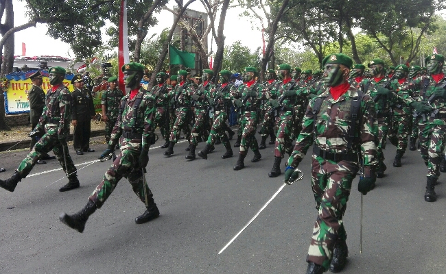 Defile memperingati HUT TNI Ke-72 di Lapangan Nitimandala Puputan, Renon, Denpasar, Kamis, 5 Oktober 2017 - foto: Wahyu Siswadi/Koranjuri.com