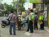 Polisi tengah melakukan olah TKP, di lokasi hilangnya 2 motor pelajar karena dihipnotis, di Kutowinangun, Kebumen - foto: Sujono/Koranjuri.com